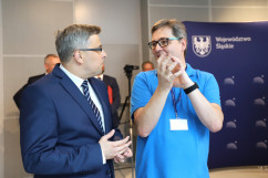 Otwarcie Planetarium w Chorzowie - wojewoda Jarosław Wieczorek z przedstawicielem Planetarium /fot. A. Księżnik/