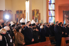 Uczestnicy uroczystości stoją w kościele/foto: ŚUW