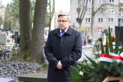 Uroczyste obchody 12. rocznicy katastrofy smoleńskiej - wojewoda śląski Jarosław Wieczorek przed grobem śp. Krystyny Bochenek /fot. K.Szczepanek/