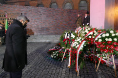 Wojewoda stoi pod pomnikiem i oddaje hołd poległym górnikom/foto: ŚUW