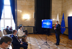 Wojewoda śląski stoi na scenie i przemawia podczas uroczystego wręczenia symbolicznych czeków w ramach programu 