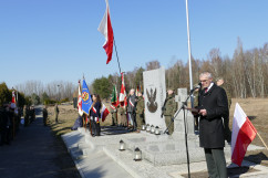 Uczestnicy uroczystości stoją przed pomnikiem Gloria Victis/fot. I. Matuszewska