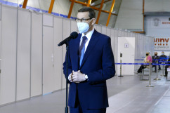 Wizyta premiera Mateusza Morawieckiego w punkcie szczepień w Gliwicach /fot. A. Księżnik/