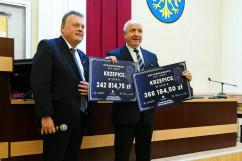 Galeria zdjęć z uroczystego przekazania czeków na realizację inwestycji drogowych w ramach Funduszu Dróg Samorządowych/fot. ŚUW