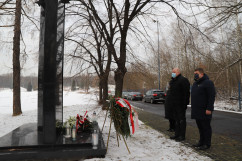 15. rocznica zawalenia się hali MTK. Wicewojewoda śląski Jan Chrząszcz złożył wieniec pod pomnikiem/fot. I. Matuszewska
