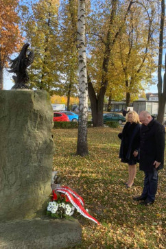 Złożenie kwiatów i zniczy przez I Wicewojewodę Śląskiego /fot. ŚUW/