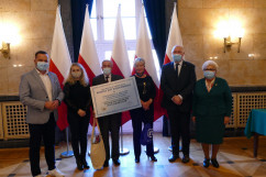 Wręczenie nagród laureatom konkursu dla organizacji pozarządowych pod hasłem „Rodzina jest najważniejsza” - wręczenie nagród lauretom /fot. B. Szwedowski/