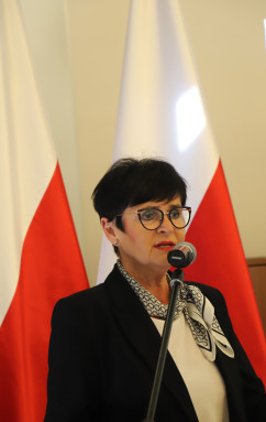 Przemawia poseł Lidia Burzyńska/foto: K. Kucharski