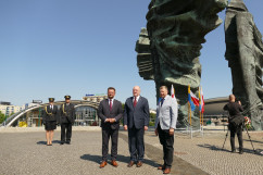 Uroczystości z okazji 102. rocznicy wybuchu I Powstania Śląskiego. Delegacja stoi na tle Pomnik aPowstańców Śląskich/foto: A. Księżnik