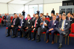 Fotogaleria z uroczystości, podczas której zapowiedziano powstanie nowego zakładu produkcji szkła w Częstochowie. Udział w niej wziął wiceminister rozwoju Tadeusz Kościński i wicewojewoda śląski Mariusz Trepka.