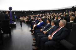Otwarcie Planetarium w Chorzowie - przemówienie marszałka województwa Jakuba Chełstowskiego, uczestnicy /fot. A. Księżnik/