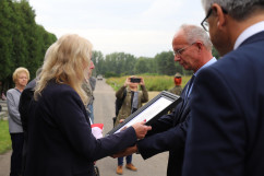 Uroczystości pogrzebowe śp. żołnierzy Franciszka Skrobola oraz Józefa Wawrzyńczyka - wręczenie zdjęcia przedstawicielowi rodziny Żołnierza Niezłomnego przez Wiceprezesa IPN /fot. A. Księżnik/