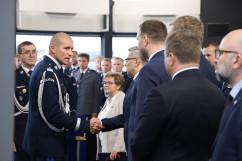 Obchody z okazji 100. rocznicy utworzenia Policji Województwa Śląskiego i przyłączenia części Górnego Śląska do Polski - powitanie wojewody Jarosława Wieczorka z zastępcą komendanta głównego Policji nadinsp. Romanem Kusterem /fot. B. Szwedowski/