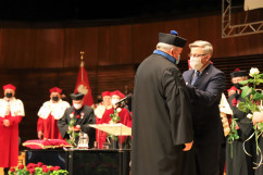 Wojewoda śląski wręcza Medale Komisji Edukacji Narodowej/ fot. A. Herz