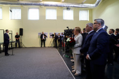Otwarcie pneumatycznej strzelnicy sportowej w ZS nr 1 w Myszkowie - przemówienie premiera Mateusza Morawieckiego, uczestnicy wydarzenia /fot. A. Księżnik/