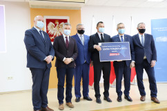 Uroczystość wręczenia symbolicznych promes w ramach RFRD/fot. K. Szczepanek/ - zdjęcie uczestników uroczystości.