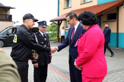 Wizyta w OSP w Zendku - premier Mateusz Morawiecki żegna się ze strażakami /fot. A. Księżnik/