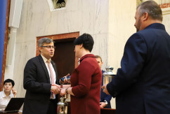 Galeria zdjęć z przekazania Betlejemskiego Światełka Pokoju podczas sesji Sejmiku Województwa Śląskiego /fot. A. Karendał/