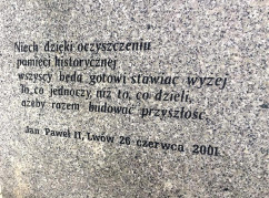 Galeria zdjęć z odsłonięcia w Bielsku-Białej pomnika ofiar rzezi wołyńskiej  w ramach obchodów 75. rocznicy „Krwawej niedzieli