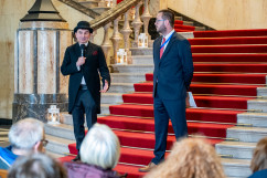 Wojewoda Śląski Marek Wójcik wita przybyłych gości w Westybulu Śląskiego Urzędu Wojewódzkiego w Katowicach.