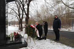 15. rocznica zawalenia się hali MTK. Wicewojewoda śląski Jan Chrząszcz złożył wieniec pod pomnikiem/fot. I. Matuszewska