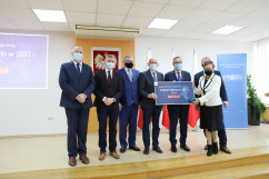 Uroczystość wręczenia symbolicznych promes w ramach RFRD/fot. K. Szczepanek/ - zdjęcie uczestników uroczystości podczas wręczenia symbolicznej promesy przedstawicielom powiatu Bielskiego.