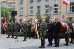 Delegacja składa wieniec pod pomnikiem Wojciecha Korfantego/foto: ŚUW