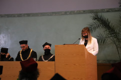 Jolanta Jackowska, główna specjalista w Ministerstwie Kultury, Dziedzictwa  Narodowego i Sportu czyta list od wicepremiera  Piotra Glińskiego.