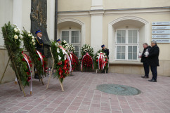 Uroczyste obchody 12. rocznicy katastrofy smoleńskiej - wojewoda śląski Jarosław Wieczorek oraz II wicewojewoda Robert Magdziarz podczas złożenia zniczy pod Epitafium Smoleńskim /fot. I. Matuszewska/