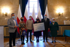 Wręczenie nagród laureatom konkursu dla organizacji pozarządowych pod hasłem „Rodzina jest najważniejsza” - wręczenie nagród lauretom /fot. B. Szwedowski/
