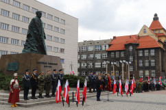 Wojewoda Jarosław Wieczorek przemawia do uczestników obchodów, w tle pomnik Wojciecha Korfantego/foto: ŚUW
