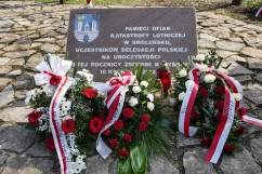 Delegacje ze Śląskiego Urzędu Wojewódzkiego złożyły wieńce w miejscach pamięci i na grobach ofiar katastrofy smoleńskiej/źródło fot.: FB ŚUW 