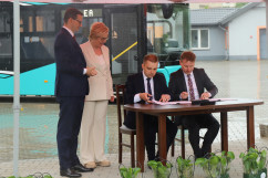 Podpisanie umowy dotyczącej autobusów przed ZS nr 1 w Myszkowie /fot. A. Księżnik/