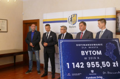 Galeria zdjęć z uroczystego przekazania czeków na realizację inwestycji drogowych w ramach Funduszu Dróg Samorządowych/fot. ŚUW