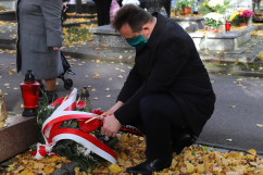 Odwiedziny cmentarzy i mogił w województwie śląskim z okazji Wszystkich Świętych /fot. ŚUW/