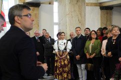 Fotogaleria zawiera zdjęcia z uroczystości wręczenia orderów i odznaczeń państwowych, które w imieniu Prezydenta RP wręczył wojewoda Jarosław Wieczorek w asyście II wicewojewody Mariusza Trepki. Odznaczenia odebrały osoby zasłużone w różnych dziedzinach życia społecznego, działalności  kulturalnej, charytatywnej oraz pracy zawodowej. Uroczystość uświetnił występ orkiestry Komendy Wojewódzkiej Policji w Katowicach oraz artystów Zespołu Pieśni i Tańca Śląsk.