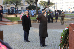 Uroczysty apel z okazji Narodowego Święta Niepodległości - złożenie wieńca od Prezesa Rady Ministrów przez Wojewodę Śląskiego /fot. A. Księżnik/
