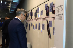 Otwarcie Planetarium w Chorzowie -  wojewoda Jarosław Wieczorek podczas zwiedzania obiektu /fot. A. Księżnik/