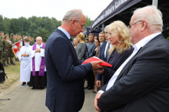 Uroczystości pogrzebowe śp. żołnierzy Franciszka Skrobola oraz Józefa Wawrzyńczyka - wręczenie flagi przedstawicielowi rodziny Żołnierza Niezłomnego przez Wiceprezesa IPN /fot. A. Księżnik/