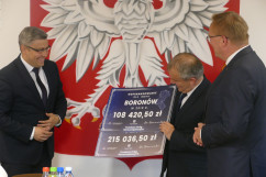Galeria zdjęć z uroczystego przekazania czeków na realizację inwestycji drogowych w ramach Funduszu Dróg Samorządowych/fot. ŚUW