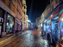 Wóz strażacki, w tle kamienice i gruzowisko// Fot. st.ogn. Michał Fielek KP PSP w Cieszynie, asp. Damian Golański KW PSP Katowice, asp. Mateusz Kaczmarek  KP PSP w Wodzisławiu Śląskim/