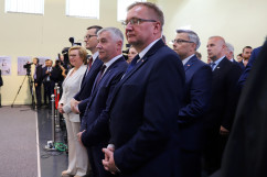Otwarcie pneumatycznej strzelnicy sportowej w ZS nr 1 w Myszkowie - uczestnicy wydarzenia /fot. A. Księżnik/