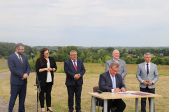 Fotogaleria składająca się ze zdjęć z uroczystości podpisania umowy na zaprojektowanie i budowę drogi ekspresowej /foto: I. Matuszewska