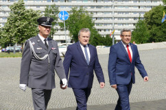 Obchody Narodowego Dnia Powstań Śląskich - od lewej: Dowódca 34. Śląskiego Dywizjonu Rakietowego Obrony Powietrznej w Bytomiu ppłk Grzegorz Gdula, wicepremier prof. Piotr Gliński oraz wojewoda śląski Jarosław Wieczorek /fot. ŚUW/