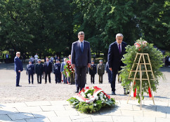 Wojewoda i poseł składają kwiaty