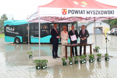 Podpisanie umowy dotyczącej autobusów przed ZS nr 1 w Myszkowie /fot. A. Księżnik/