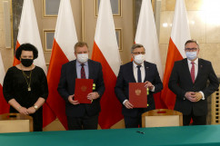 Wojewoda śląski przekazuje umowę na środki dla powiatu gliwickiego./fot. B. Szwedowski/
