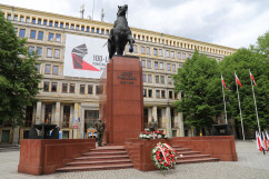 Złożenie wieńca pod pomnikiem Józefa Piłsudskiego /fot. A. Księżnik/