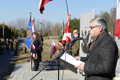 Przemówienie dyrektora katowickiego oddziału IPN przed pomnikiem Gloria Victis/fot. I. Matuszewska