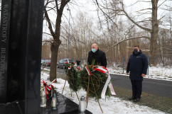 15. rocznica zawalenia się hali MTK. Wicewojewoda śląski Jan Chrząszcz złożył wieniec pod pomnikiem/fot. I. Matuszewska